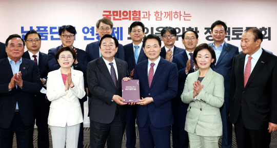 앞줄 왼쪽 2번째부터 김정재 국민의힘 의원, 김기문 중기중앙회장, 성일종 국민의힘 정책위의장, 한무경 국민의힘 의원<중소기업중앙회 제공>
